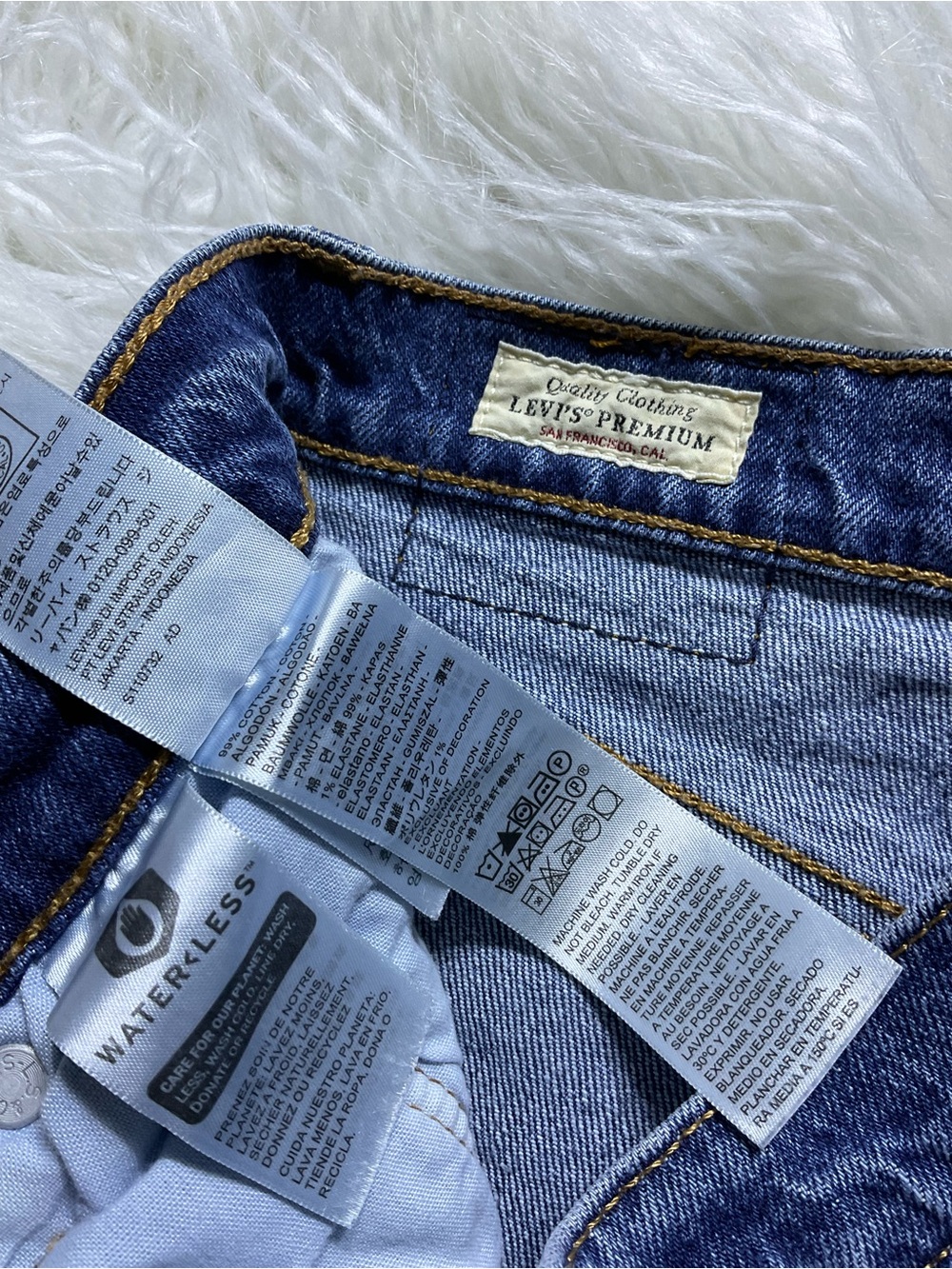 Levi’s 501 Original Fit Women's Jeans in Erin Can't Wait - Picture 2 of 6